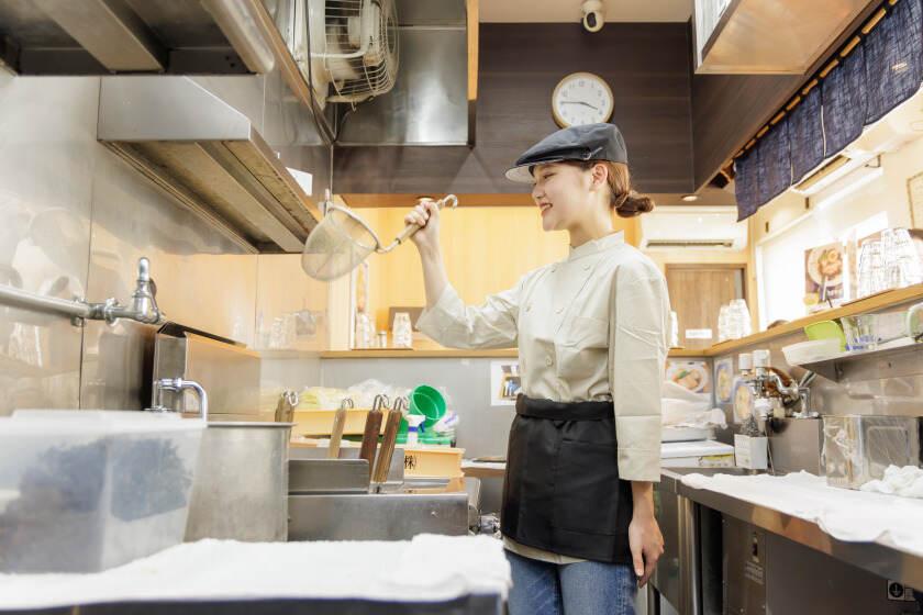 濃厚煮干そば　丸にたちばなの制服1