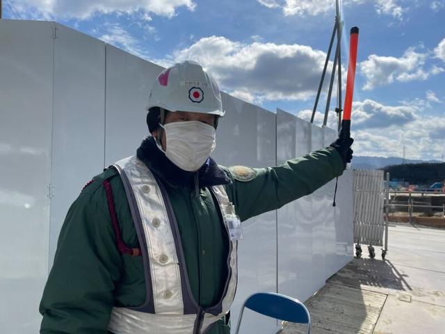 ＜寮完備＞20代～60代の方まで活躍中＊道路工事の交通誘導警備(軽作業・物流、堺市東区)のイメージ画像