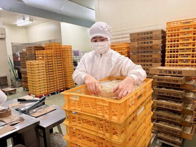 【扶養内勤務OK】30代～40代活躍中！製麺のケース詰め・検品作業(軽作業・物流、東久留米市)のイメージ画像