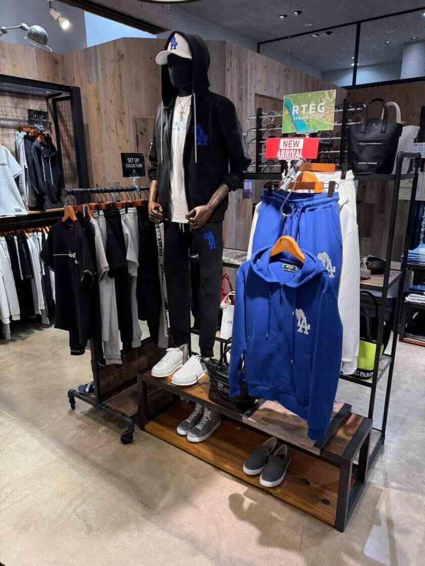 adamsJUGGLER (アダムスジャグラー)イオンモール福津店の制服3