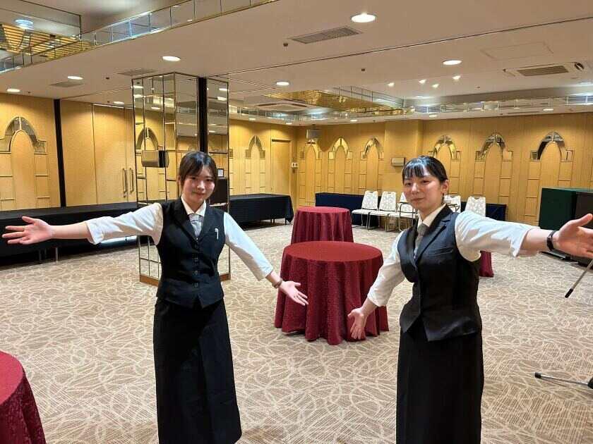 ホテルクリオコート博多　宴会スタッフの制服4