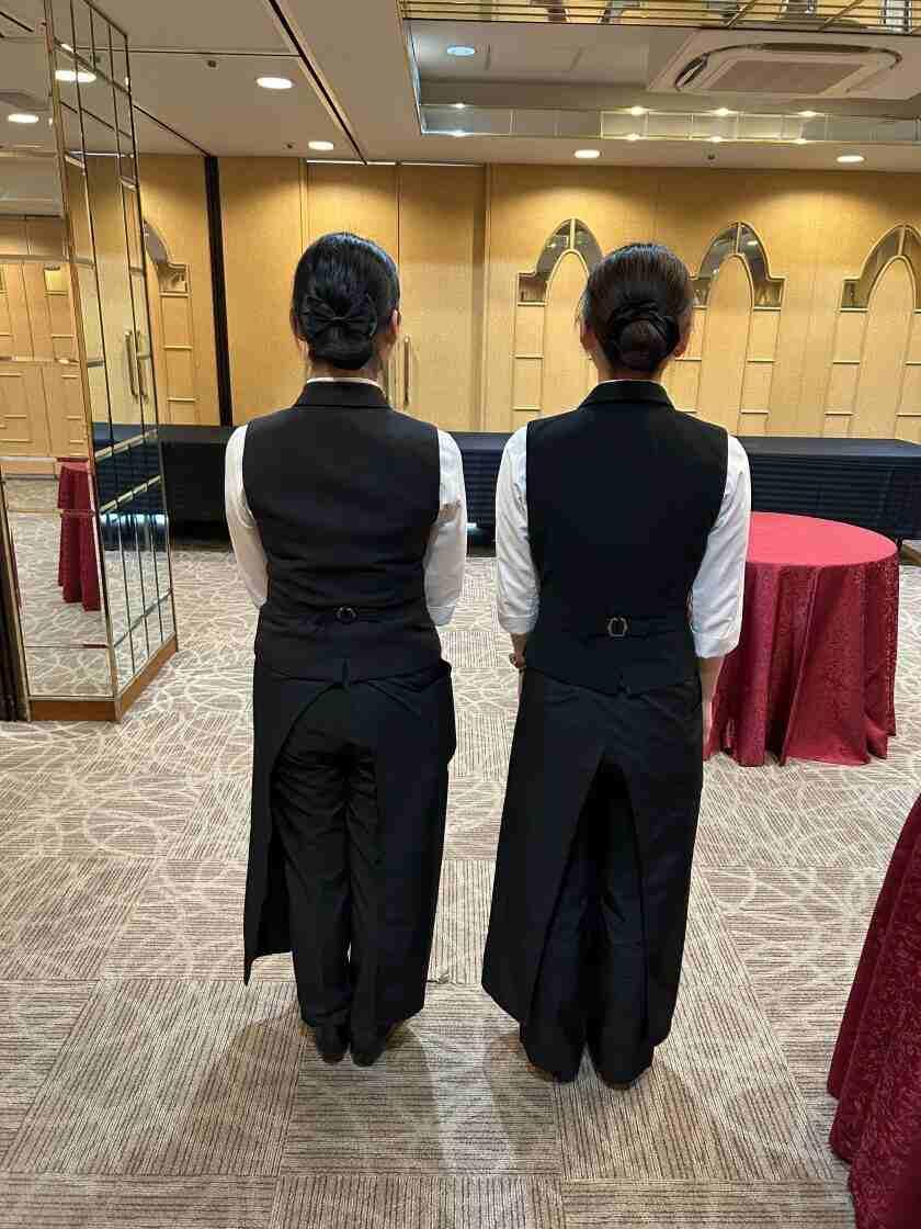 ホテルクリオコート博多　宴会スタッフの制服2