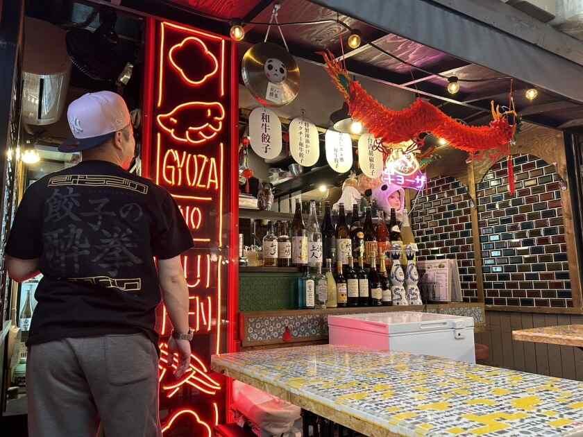 恵比寿横丁　餃子の酔拳（すいけん）の制服3