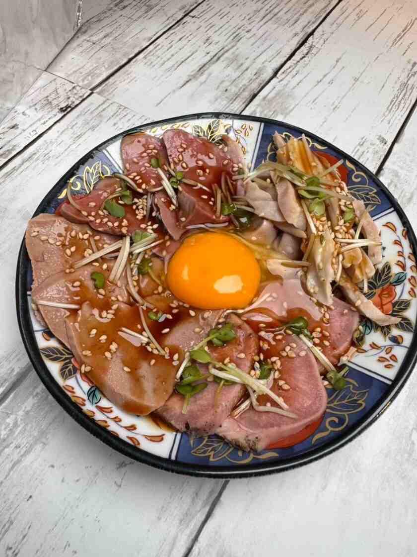 朝挽きもつ焼きフィーバータイガー　ほぼ新宿のれん街の制服2