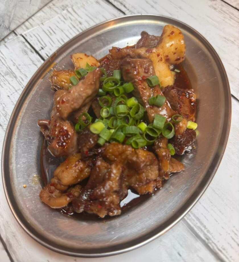 朝挽きもつ焼きフィーバータイガー　ほぼ新宿のれん街の制服3