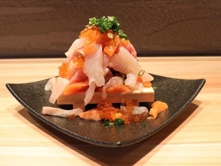 すしやコトブキ広島の制服3