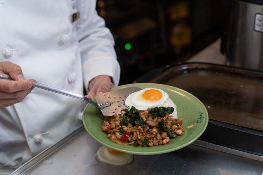 モンスーンカフェ 代官山の制服2