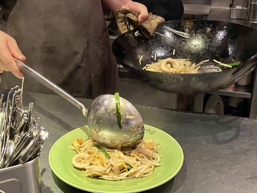 モンスーンカフェ 舞浜イクスピアリの制服8