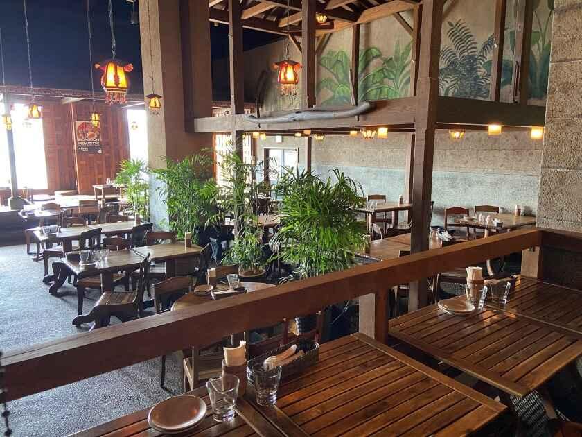 モンスーンカフェお台場の制服1