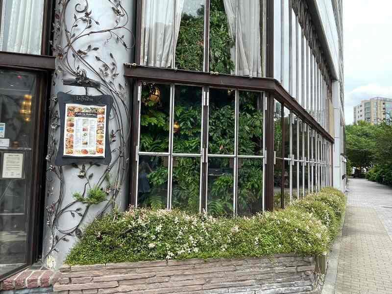 カフェ ラ・ボエム 新宿御苑の制服5