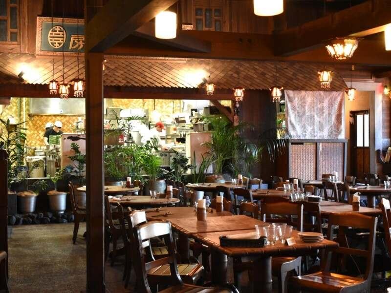 モンスーンカフェお台場の制服5