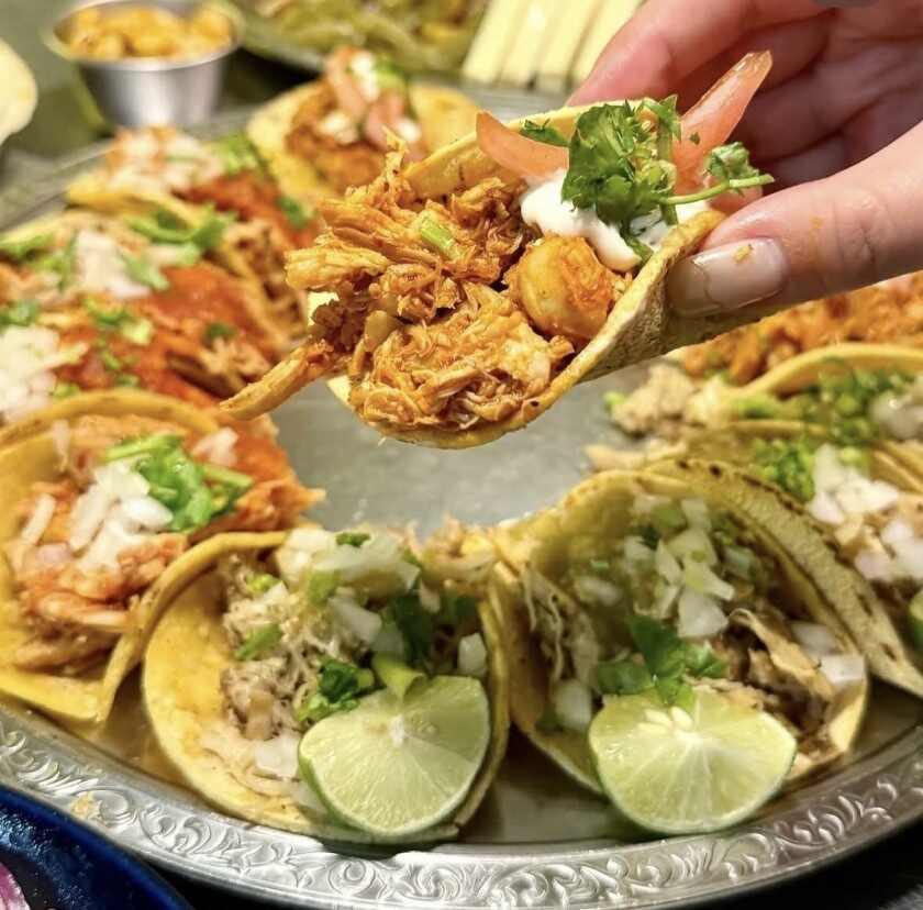 墨国回転鶏料理(ボッコクカイテンドリ)福島店の制服2