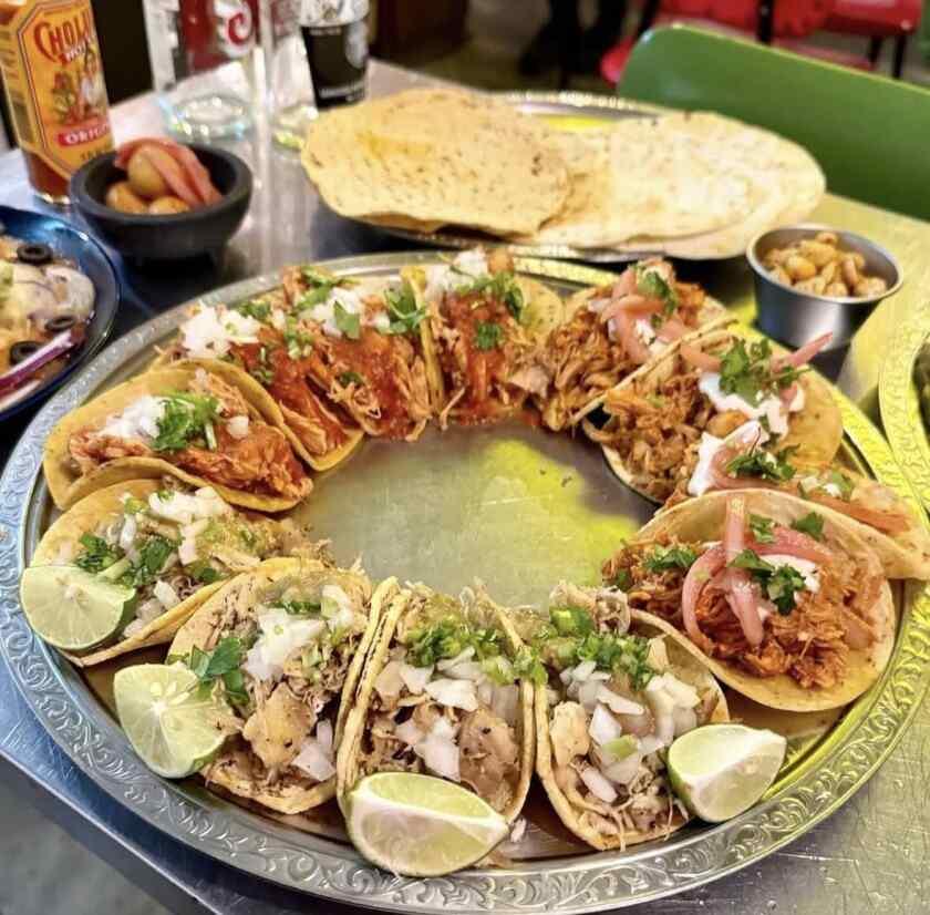 墨国回転鶏料理(ボッコクカイテンドリ)福島店の制服6