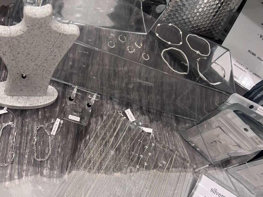 F. (エフ) ルミネエスト新宿店の制服4