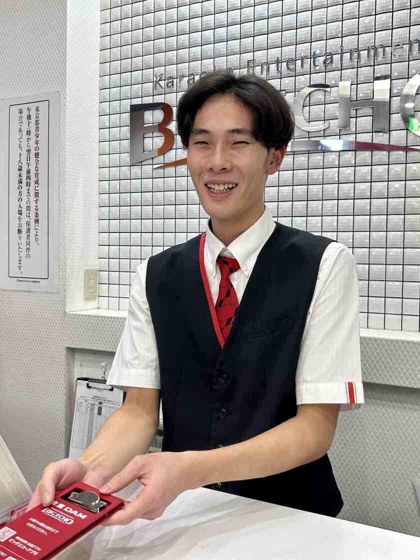 ビッグエコー 新宿西口店の制服3