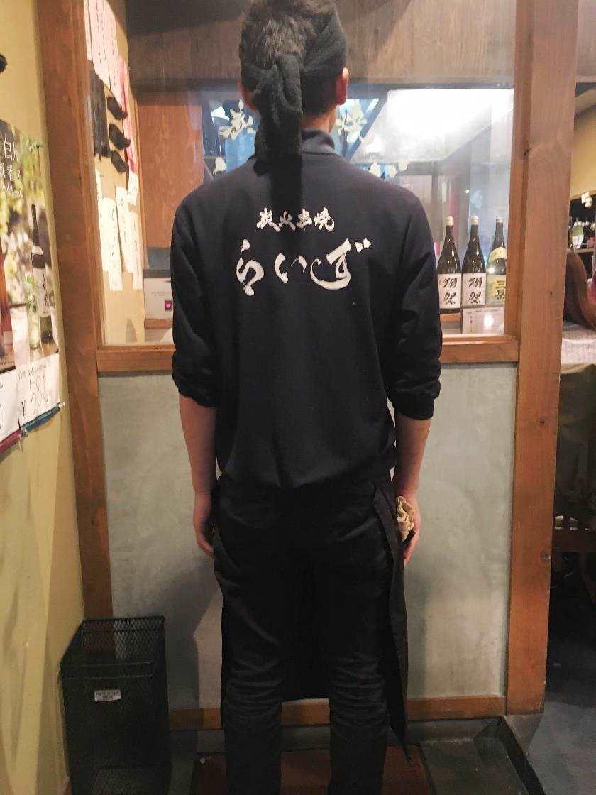 炭火串焼らいず 梅田店の制服5