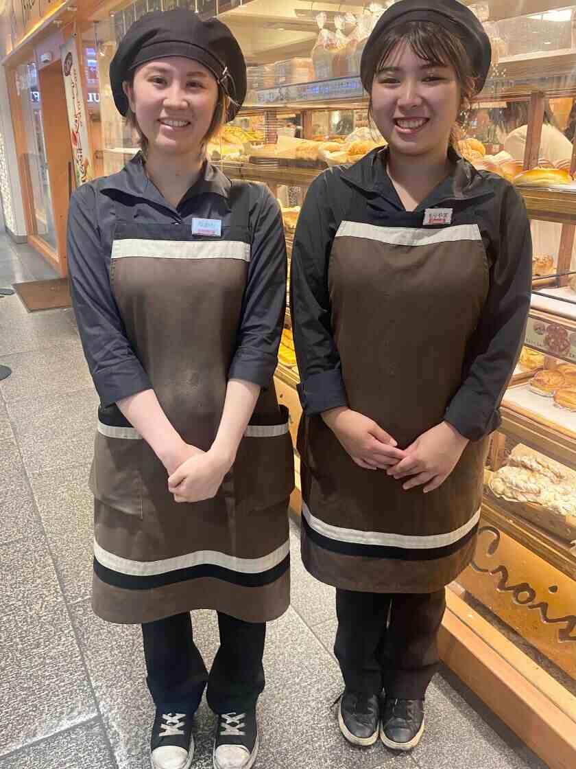 ベーカリー&cafe カスカード 阪急三番街店の制服1