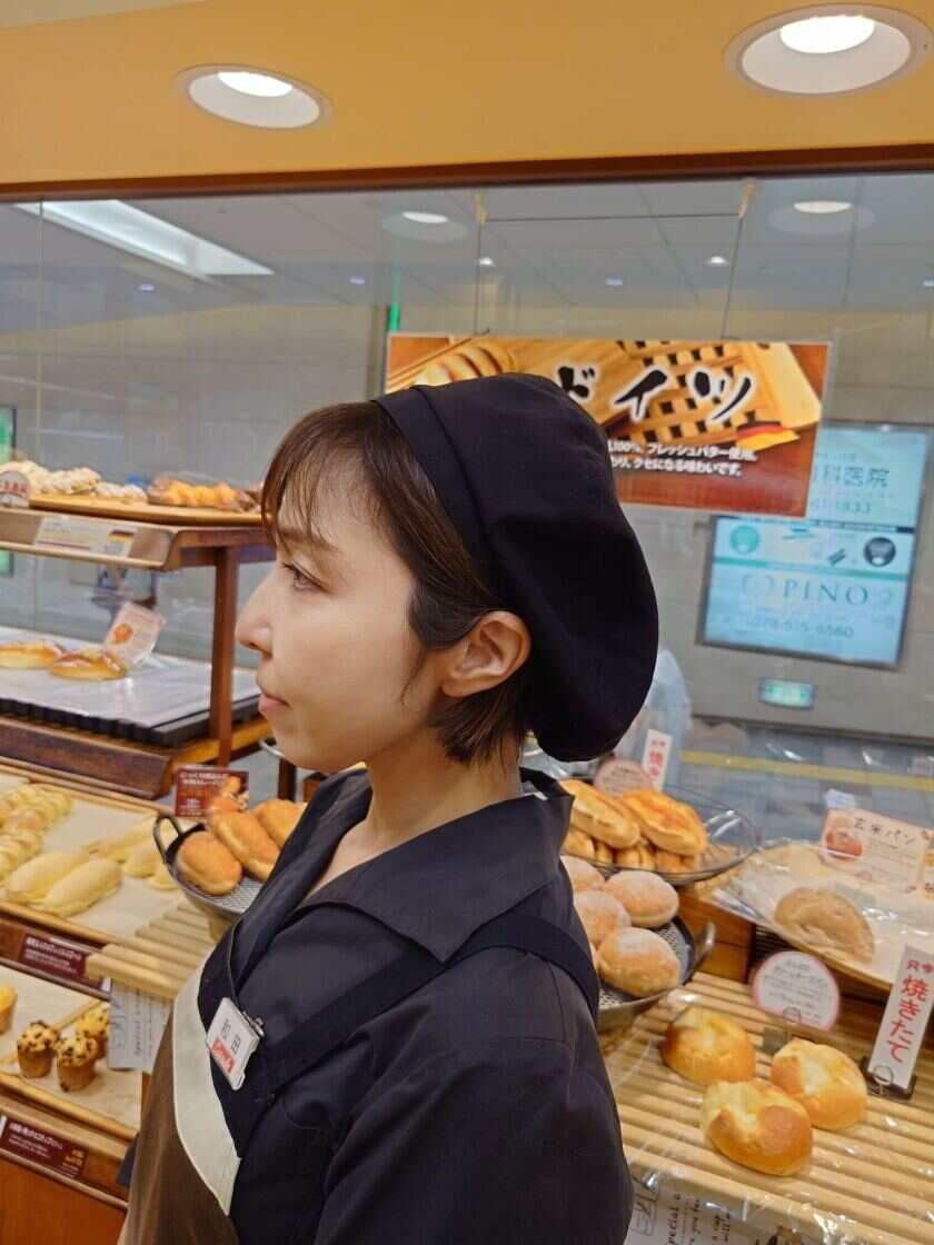 ベーカリー&cafe カスカード デュオこうべ店の制服2