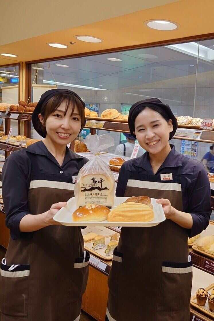 ベーカリー&cafe カスカード デュオこうべ店の制服1