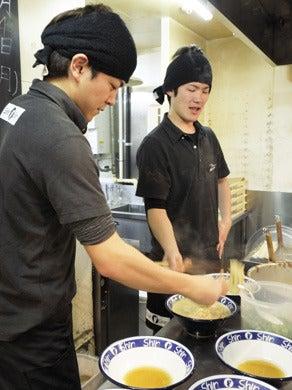 博多らーめん Shin Shinの制服5