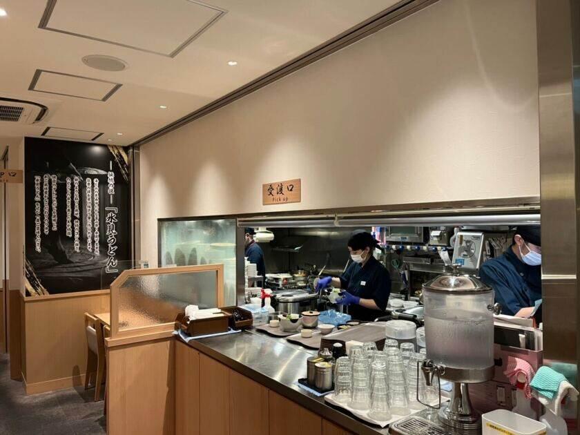 麺つるり 新大阪店(JR西日本グループ)の制服2