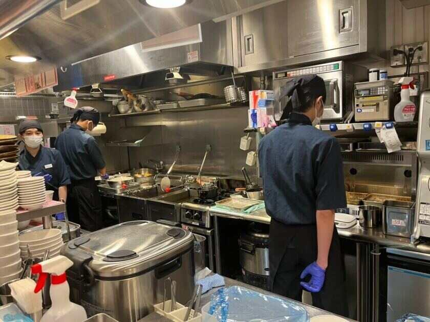 麺つるり 新大阪店(JR西日本グループ)の制服1