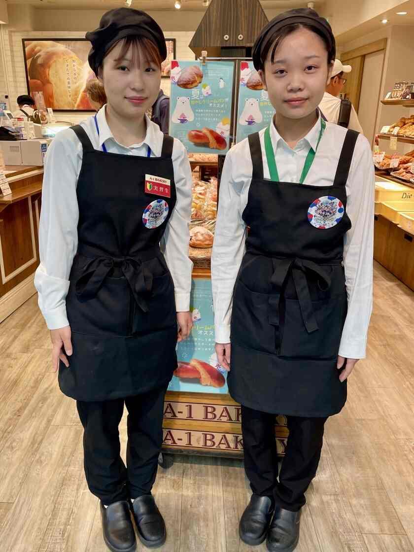 A-1 BAKERY 南海新今宮駅店の制服1