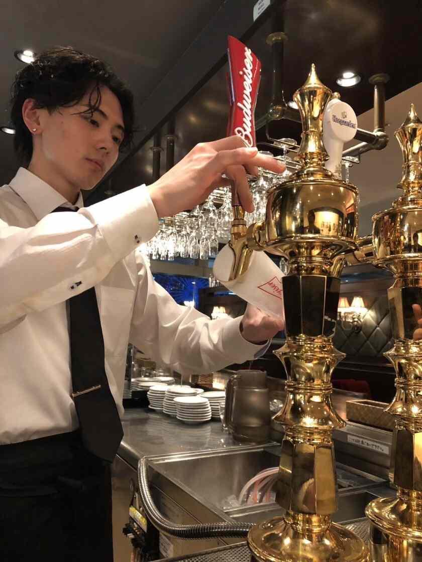MANGIA MANGIA prime rib & cioppino 横浜ランドマークタワー店の制服2