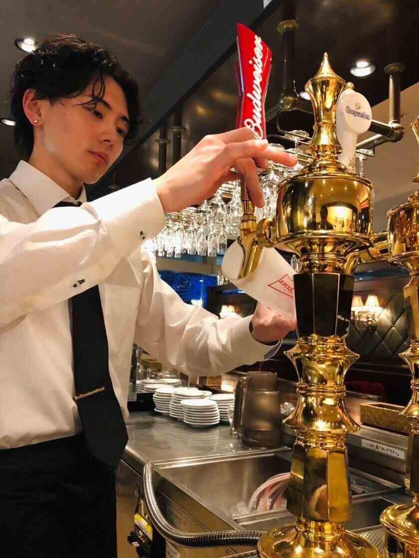 MANGIA MANGIA prime rib & cioppino 横浜ランドマークタワー店の制服1