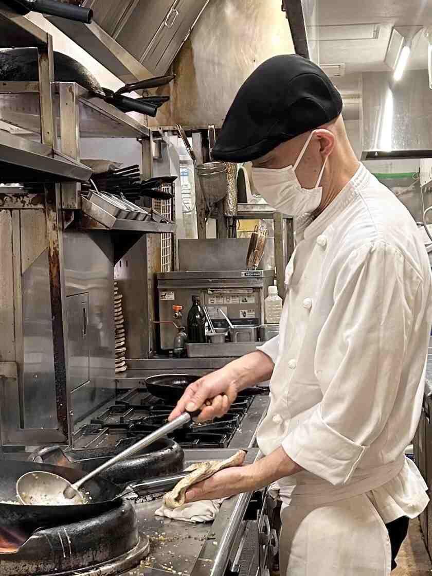 ガーリックジョーズ クイーンズスクエア店の制服1