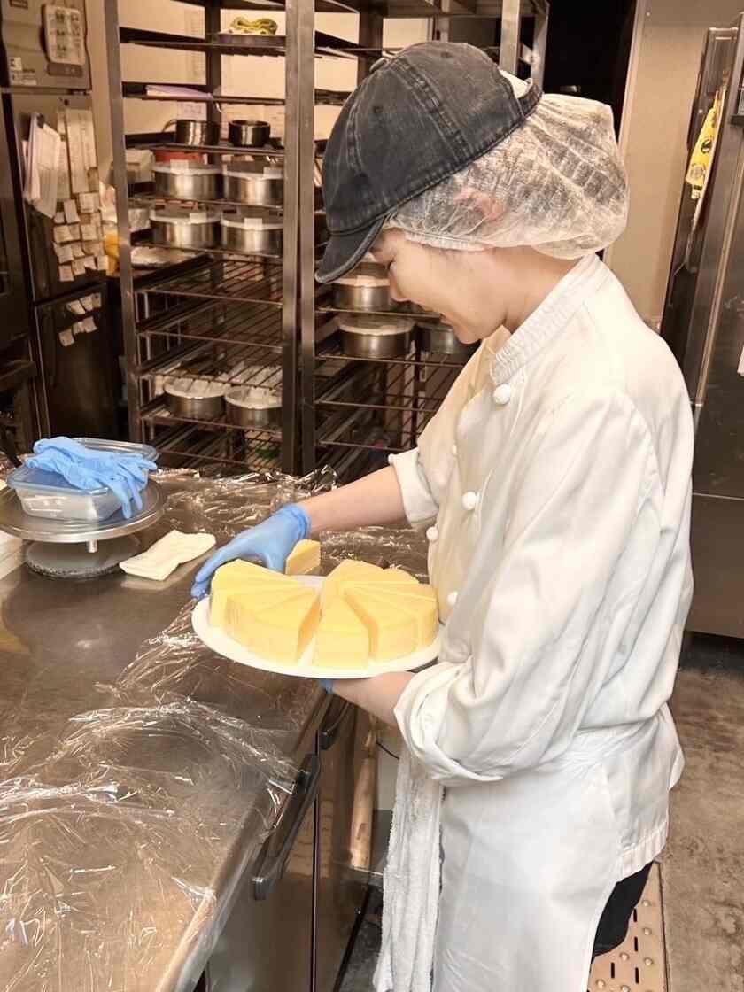 ガーリックジョーズ クイーンズスクエア店の制服3