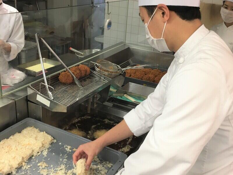 JR神戸駅周辺 神戸コロッケの仕事画像2