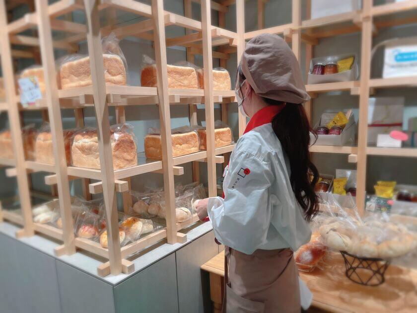 明日の食パン 芦屋本店の制服1