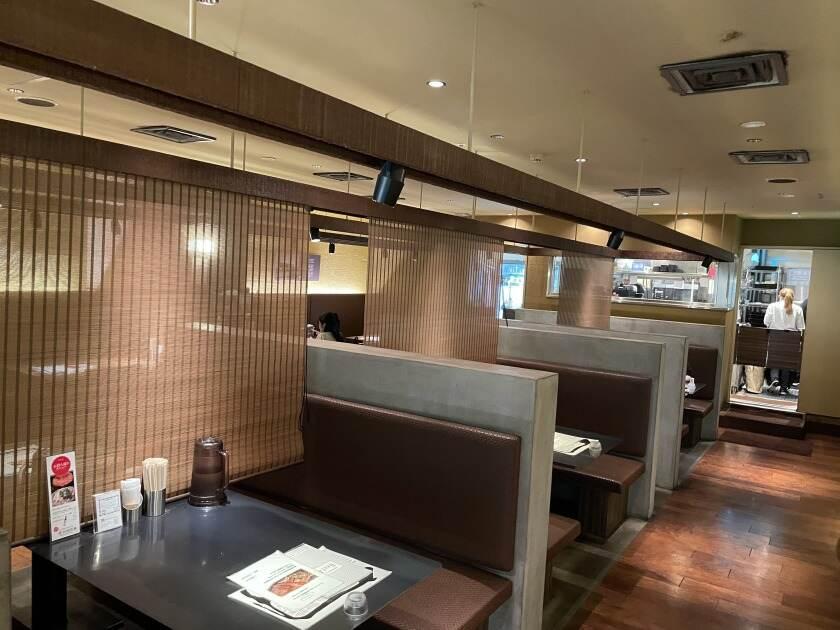 Beef泰元(キャナルシティ博多 ノースビルB1F)の制服4