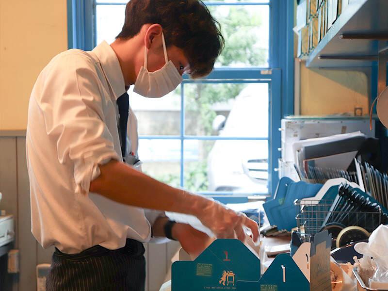 ピッツェリア マルデナポリ世田谷本店の制服5