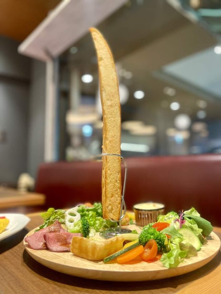 洋食 DINING&CAFE W(ダブル) ソラリアプラザ店の制服3