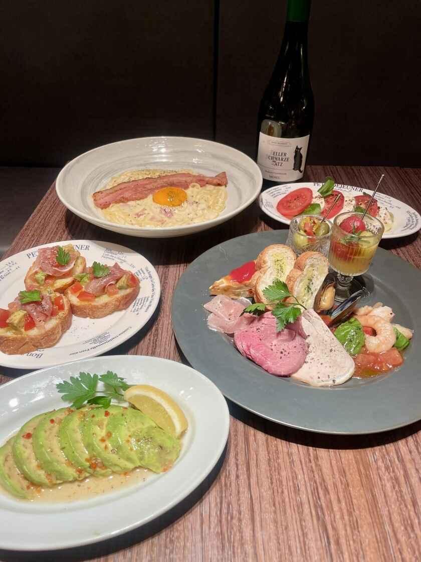 洋食 DINING&CAFE W(ダブル) ソラリアプラザ店の制服5