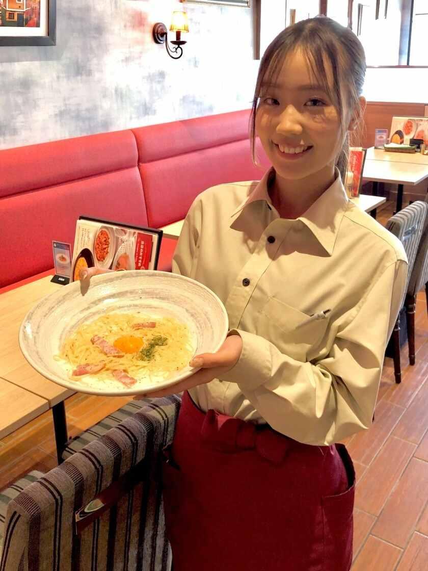 クワトロナポリ イオンモール岡山店の制服2