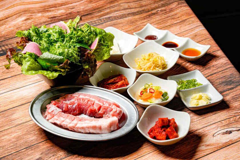 サムギョプサル 韓国屋台 マシッタ・マシッタ 赤羽店の制服2