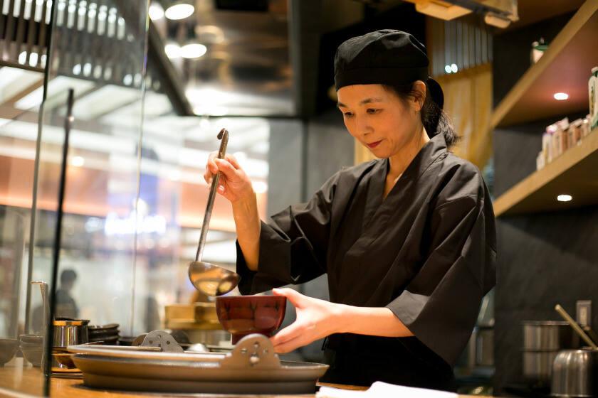 五穀 川口店の制服2
