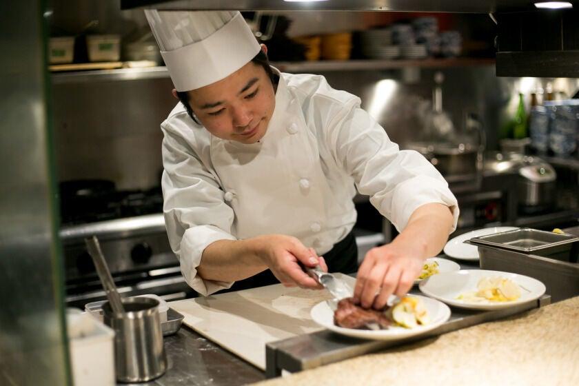 炙り牛たん万 座間店の制服4