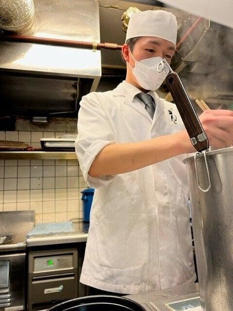 がんこ阪急三番街店の制服3