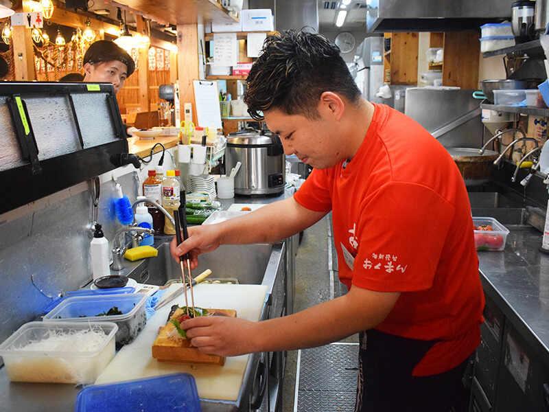 海鮮屋台おくまん 荒本店の制服5