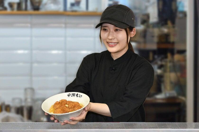 新三商事株式会社 採用担当の制服2