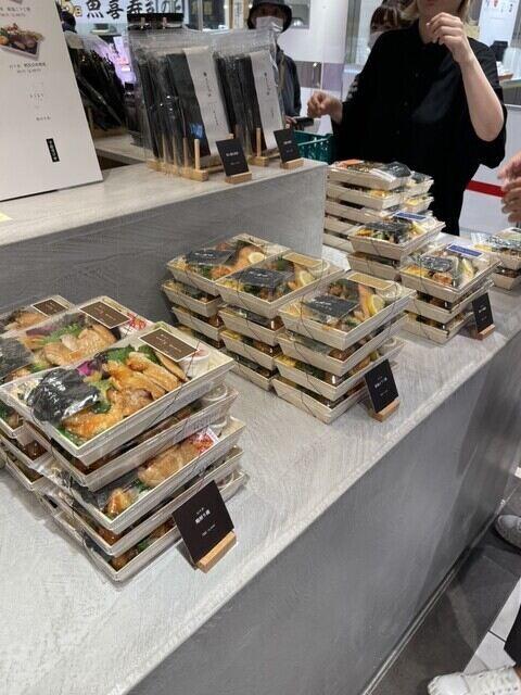 くろべん広島駅店の制服2