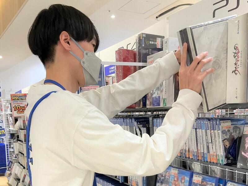 駿河屋 博多マルイ店の仕事画像3