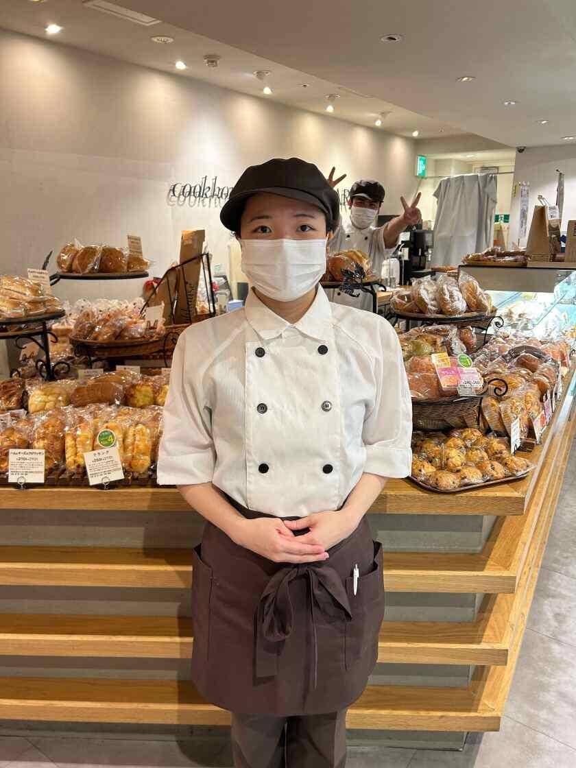 クックハウス ベーカリーバル 南海なんば駅店の制服2