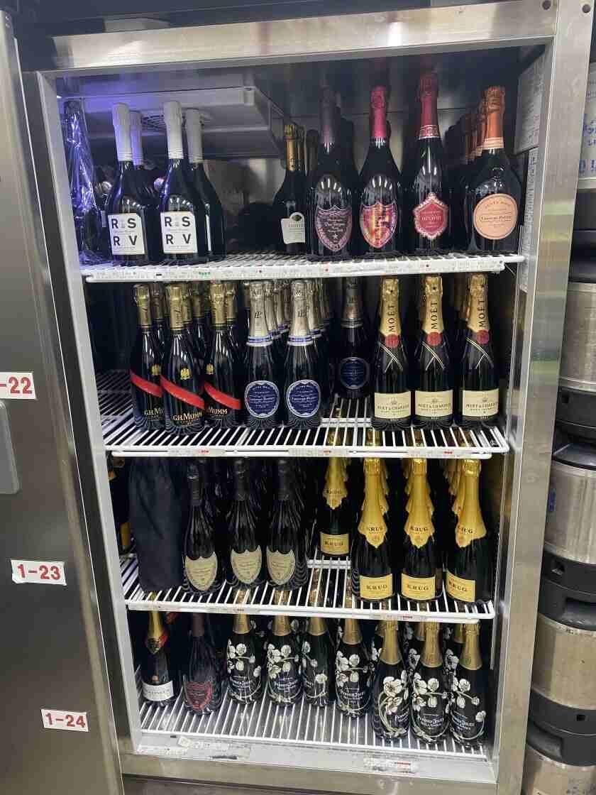 リカーショップNIGITA 六本木倉庫の制服4