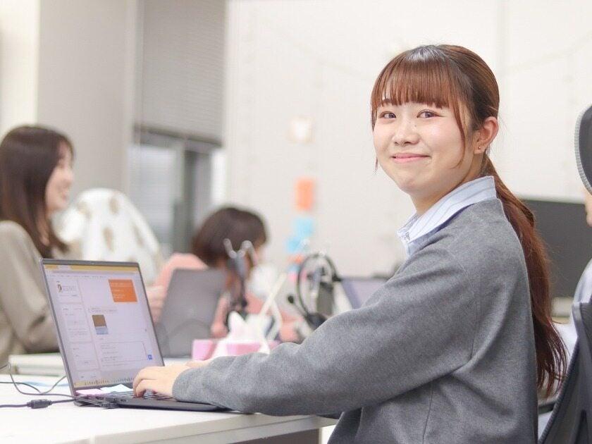 WEIWEIホールディングス株式会社の制服1
