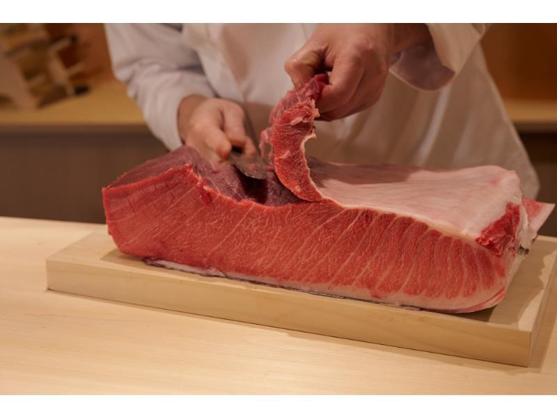 鮨 まえだの制服2